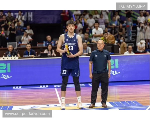 球员在CBA赛后获评周度最佳并接受表彰，球员在cba赛后获评周度最佳并接受表彰的是