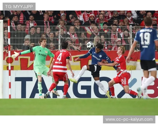 阿贾克斯主帅海廷加盛赞奥斯梅恩：速度与力量并存，阿贾克斯对海伦芬