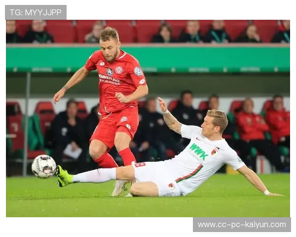 德甲拜仁中路压制彻底掌控比赛,三分到手