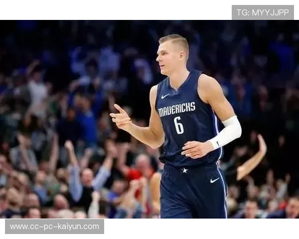 波尔津吉斯站上三分线，防守阵型被迫外扩